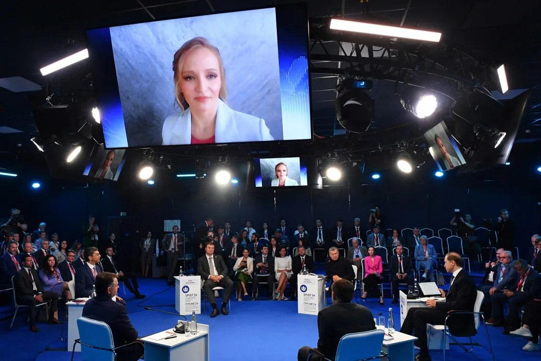 SPIEF'te videokonferans yoluyla konuşan Katerina Tikhonova