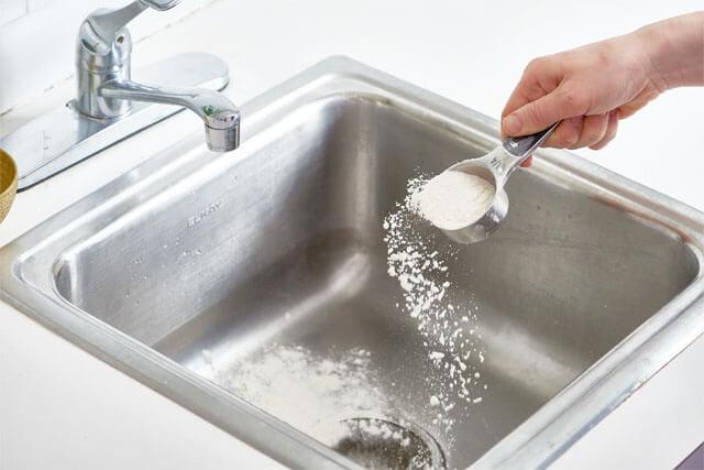Temizlikte Pratik Çözüm: Un İle Mutfak Lavabosunu Parlatma