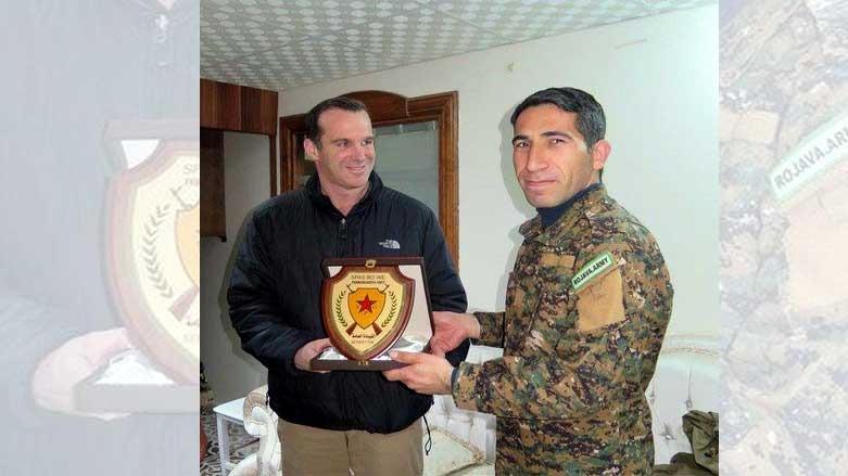 McGurk terör örgütü YPG’nin sözcülerinden Polat Can’dan plaket aldı