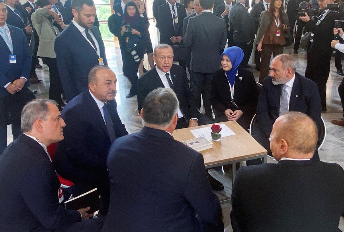 Cumhurbaşkanı Recep Tayyip Erdoğan, 6 Ekim 2022'deki Avrupa Siyasi Topluluğu toplantısından önce Azerbaycan Cumhurbaşkanı İlham Aliyev ve Ermenistan Başbakanı Nikol Paşinyan ile sohbet etmişti.