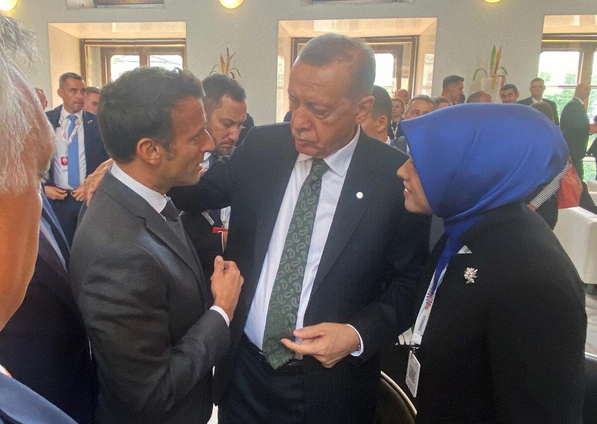 6 Ekim 2022'deki Avrupa Siyasi Topluluğu toplantısı öncesinde Cumhurbaşkanı Recep Tayyip Erdoğan ile Fransa Cumhurbaşkanı Emmanuel Macron'un sohbeti sırasında çekilen fotoğraf dikkat çekmişti.