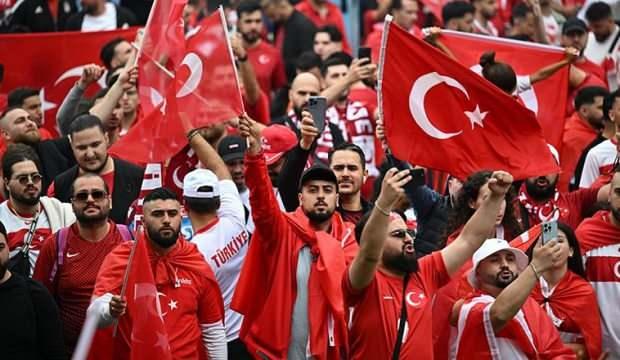 Milli maç öncesi Dortmund kırmızı beyaza büründü!