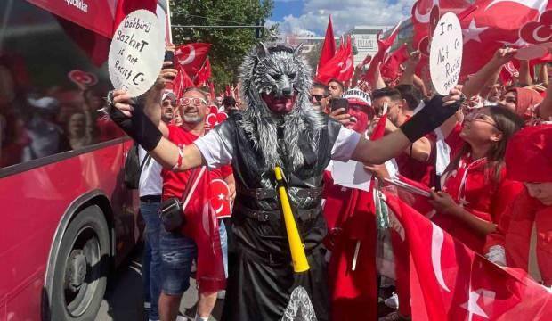 Berlin'i kırmızı-beyaza boyadık!