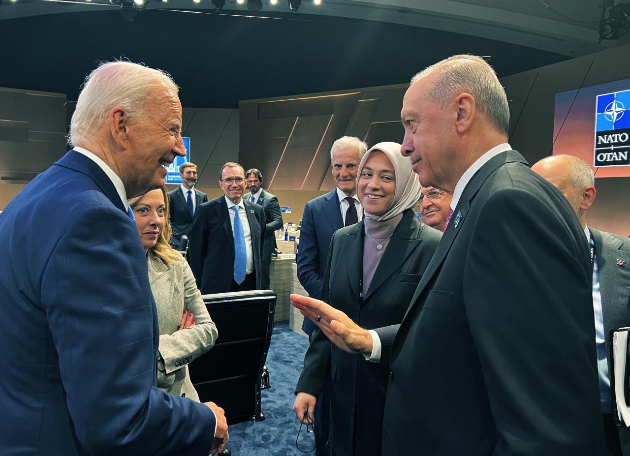 ABD'nin başkenti Washington'da düzenlenen NATO Devlet ve Hükümet Başkanları Zirvesine katılan Cumhurbaşkanı Recep Tayyip Erdoğan ve ABD Başkanı Joe Biden sohbet etti.