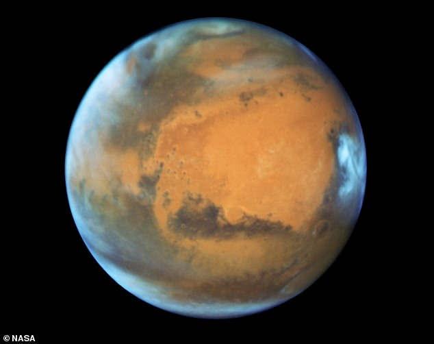 Mars, güneşe dördüncü gezegendir - ince bir atmosfere sahip tozlu, soğuk, çöl bir dünya. Resimde, Hubble teleskopu tarafından yakalanan Mars