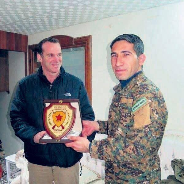 Terör örgütü PKK/YPG’yi silahlandıran McGurk'un teröriste ödül verdiği kare