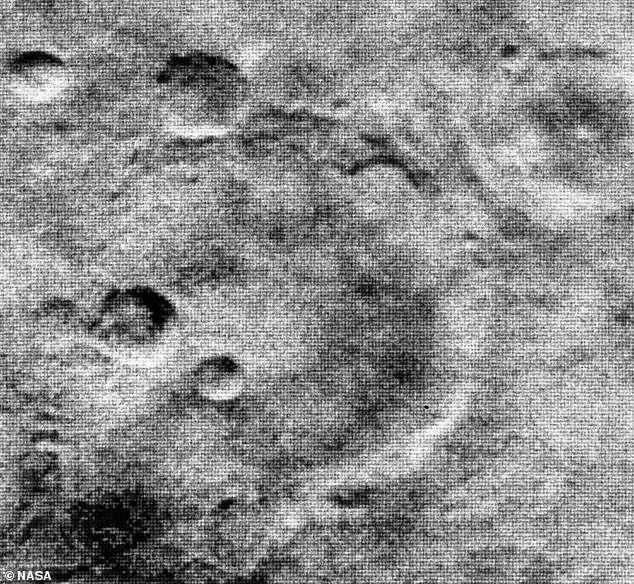 Mars'a sekiz aylık bir yolculuğun ardından Mariner 4, Mars'ın ilk uçuşunu gerçekleştirerek başka bir gezegenin yakın çekim fotoğraflarını çeken ilk uzay aracı oldu