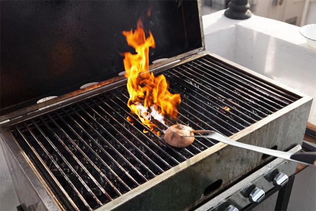 Lezzetli mangal deneyimi için ilginç bir tavsiye: Soğanla mangal ızgarası temizliği!