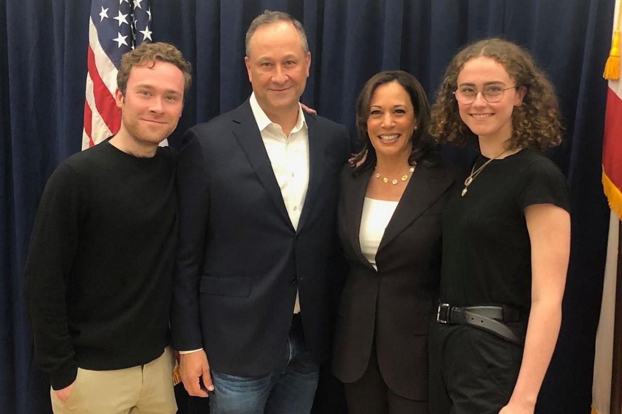 Kamala Harris, eşi Douglas Emhoff ve Harris'in üvey çocukları Cole Emhoff (en solda) ve Ella Emhoff (en sağda)