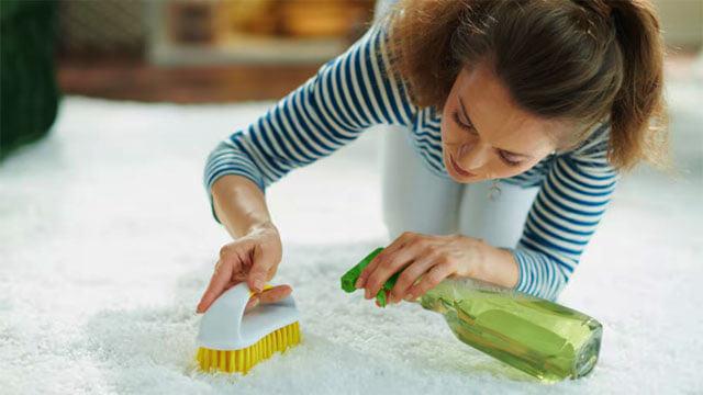 Halı lekelerine karşı etkili ve ekonomik savaş: Karbonat ve beyaz sirke ile gelen temizlik!