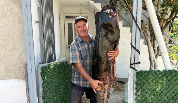 Edirne'de 2 metre, 76 kilogram yayın balığı ağa takıldı