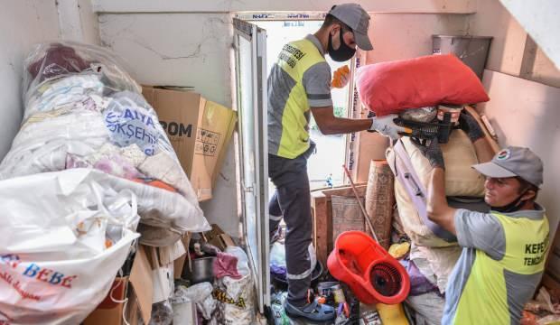 Mahallelinin şikayet ettiği apartmandan 6 kamyon çöp çıktı!