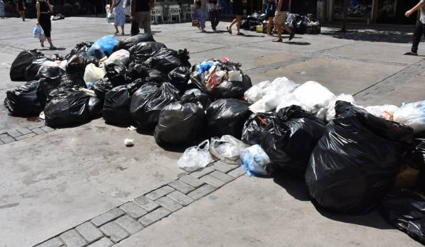 Temizlik işçileri grevde, İzmir çöp içinde!