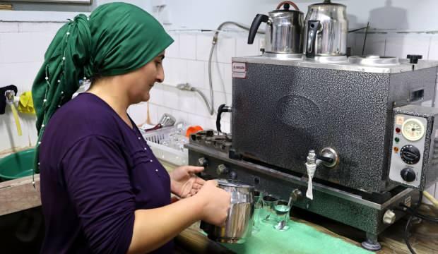 7 yıldır köy kahvesini işleten kadından, Vali hanıma çay daveti