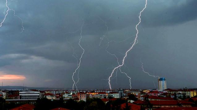 İstanbul, İzmir ve 5 ilimizde alarm! Vatandaşlara son dakika uyarısı! Çok kuvvetli geliyor