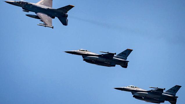 Rusya, F-16 düşürmüştü! Zelenskiy, orduya neşteri vurdu! Kararname çıkarıldı