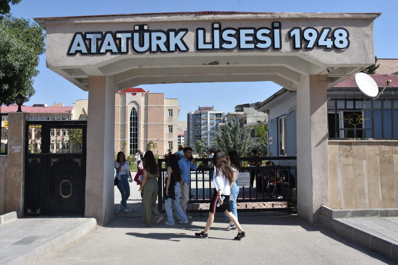 Ön Lisans için Van Atatürk Lisesi'ne gelen adaylar, kimlik ve giriş belgeleri kontrol edilerek salonlara alındı.