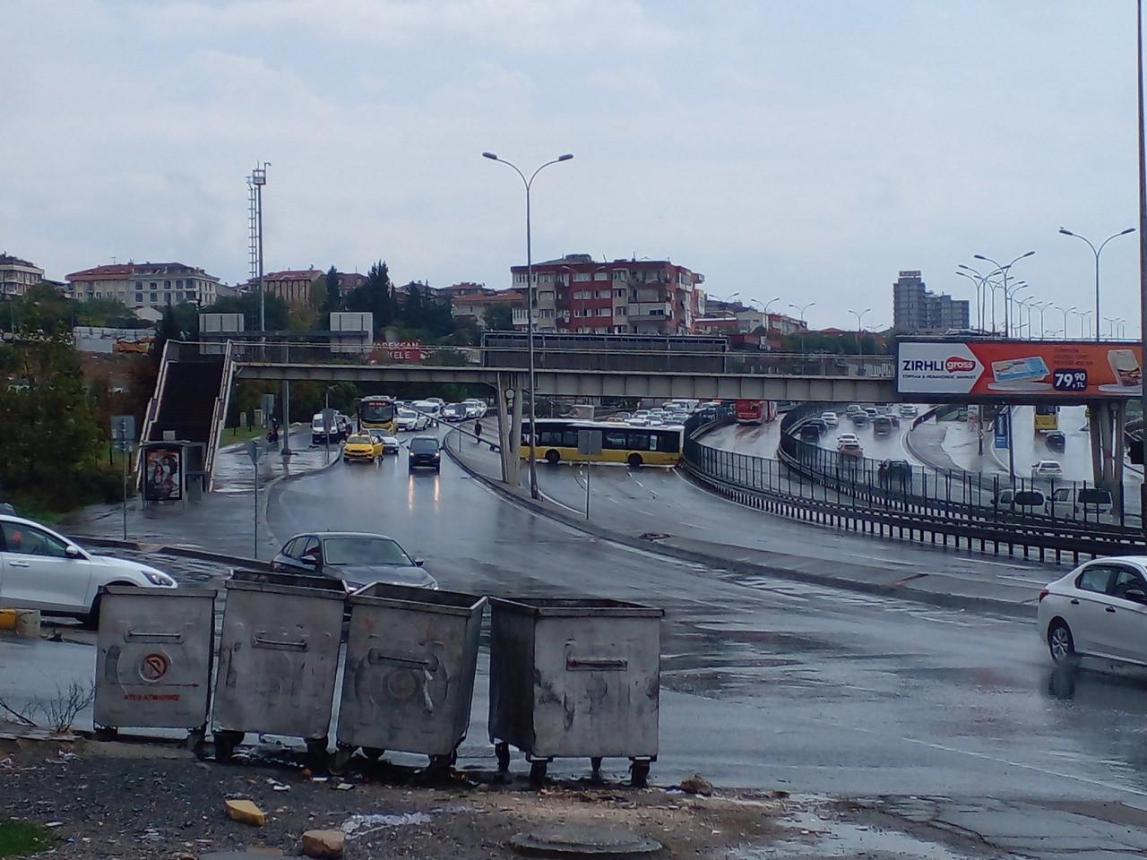 Kaza nedeniyle E5 Karayolu Edirne istikameti trafiğe kapatıldı.