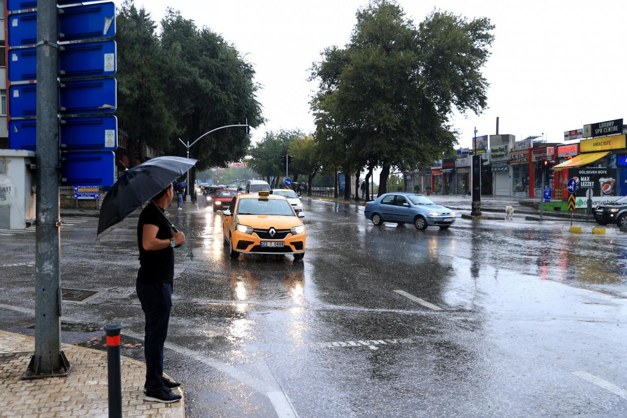 Edirne'de, sabah saatlerinde ara ara kuvvetlenen yağmur yağışı gerçekleşti. 