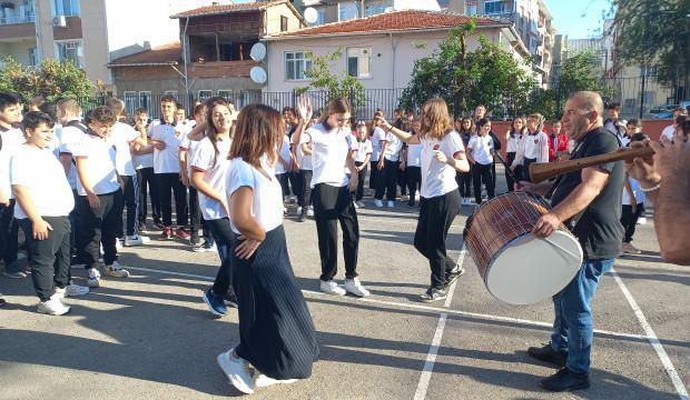 Okula düğün yapar gibi başladılar