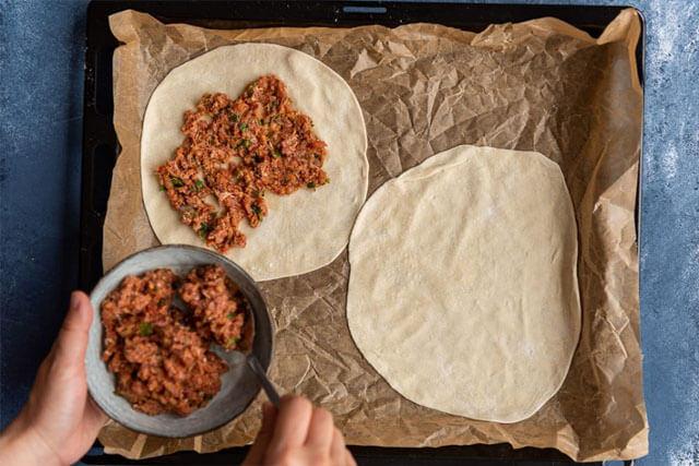 Evinizde taş fırın lezzeti: Fırında lahmacun nasıl yapılır? 