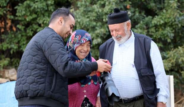 Edep dolu Anadolu irfanı! Elini hanımının omzuna koymak için izin istedi