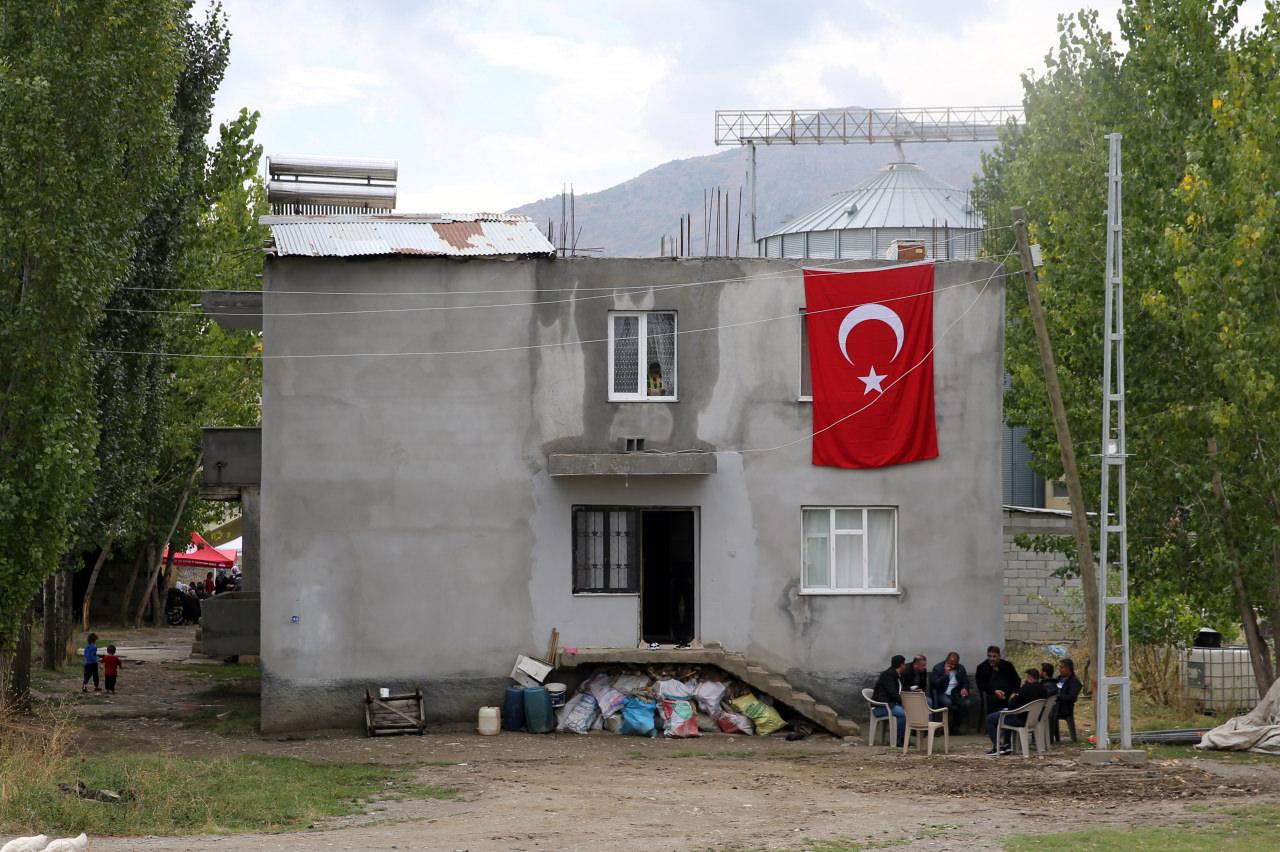 Şehidin Muş'taki aile evine Türk bayrağı asıldı. 