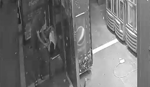 Vicdansızlığın yaşandığı yer Adana! Rahatsızlanan iş&ccedil;inin neyi var neyi yok &ccedil;aldı