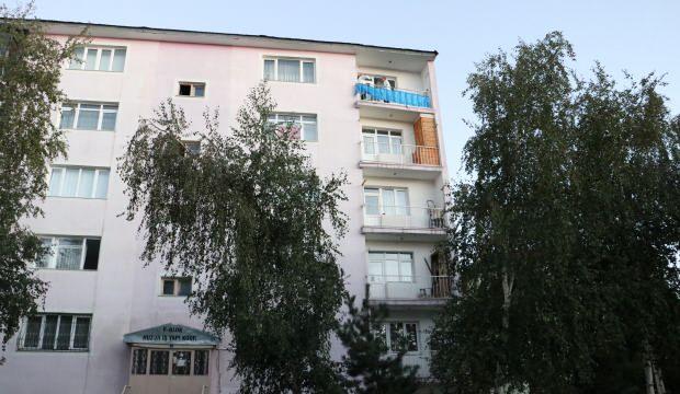 Erzurum'da 5'inci kattan d&uuml;şen otizmli gencin durumu ağır
