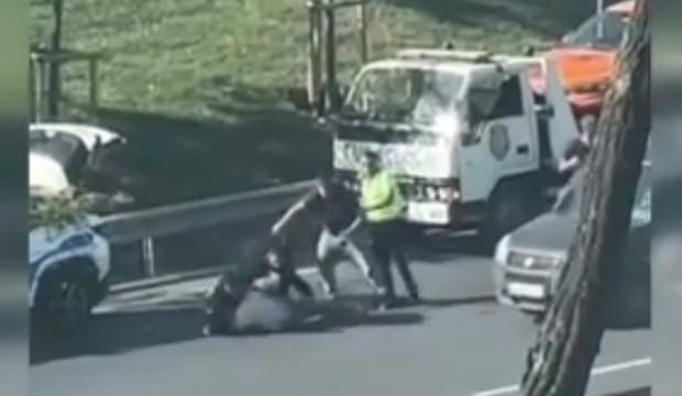 Polise çarpıp kaçan alkollü taksici yakalanınca tekrar saldırdı