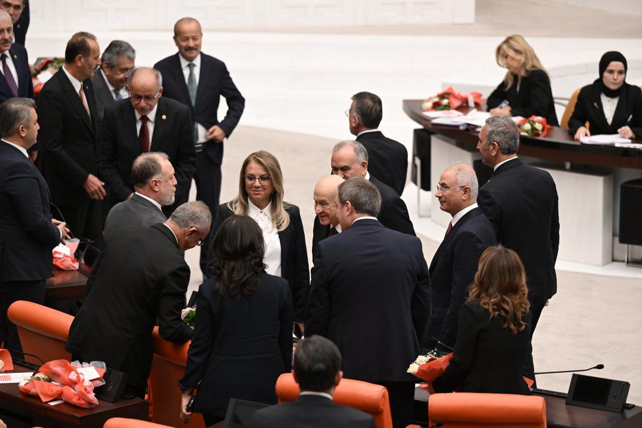 MHP Genel Balkanı Devlet Bahçeli, TBMM 28. Dönem 3. Yasama Yılı Açılış Toplantısı'na katıldı. MHP Genel Başkanı Bahçeli, açılışın ardından Genel Kurul'dan ayrılırken CHP ve DEM Parti sıralarında oturan bazı milletvekilleriyle tokalaştı.