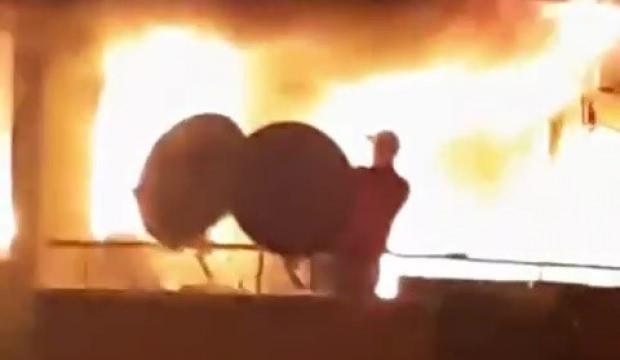 Alevlerin arasında kalan kadın diri diri yanıyordu! O anlar kamerada