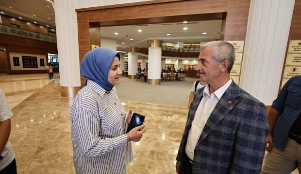 Başkan Tahmazoğlu, Şahinbey Millet Kütüphanesi'nde gençlerle bir arada