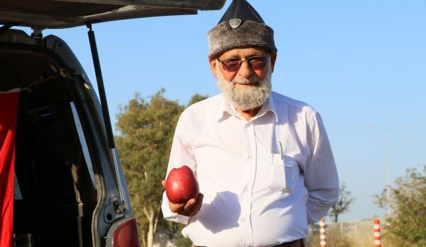 Bayrak ve İslam sevdasıyla yola çıktı: 74 yaşında Mehmetçiğe elma dağıttı
