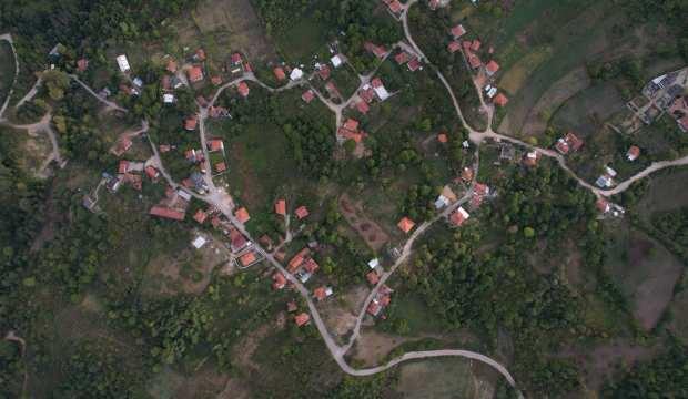 Köyün şekli görenleri şaşkına uğratıyor