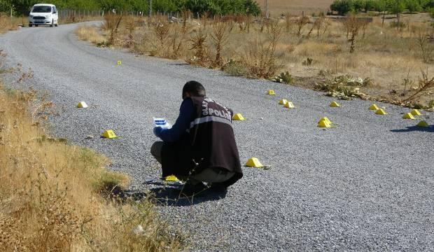 Mezarlıkta çatışma: Kurşunlar havada uçuştu!