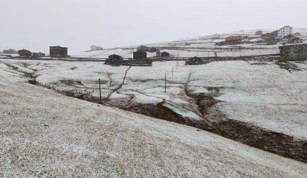 Trabzon yaylalarına yılın ilk karı düştü