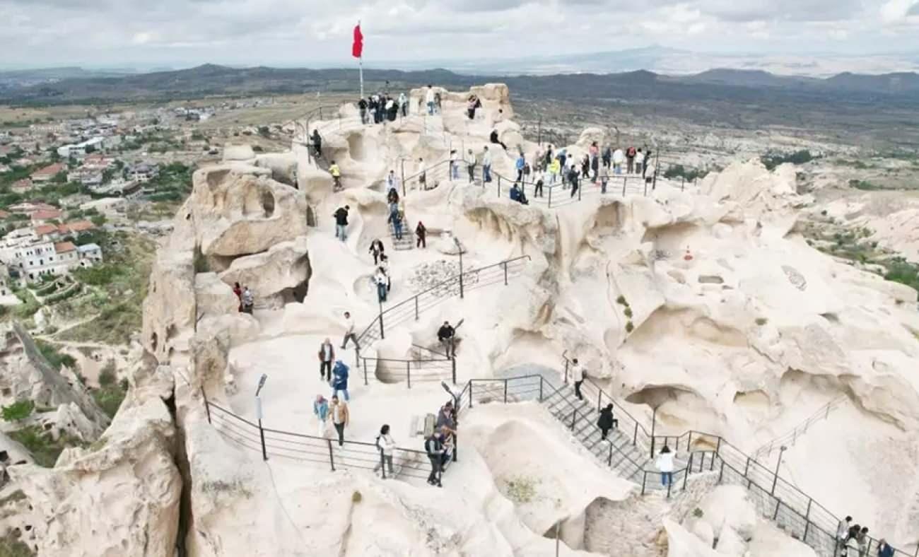 Yüzbinlerce turist Kapadokya’yı Uçhisar kalesi’nden seyretti