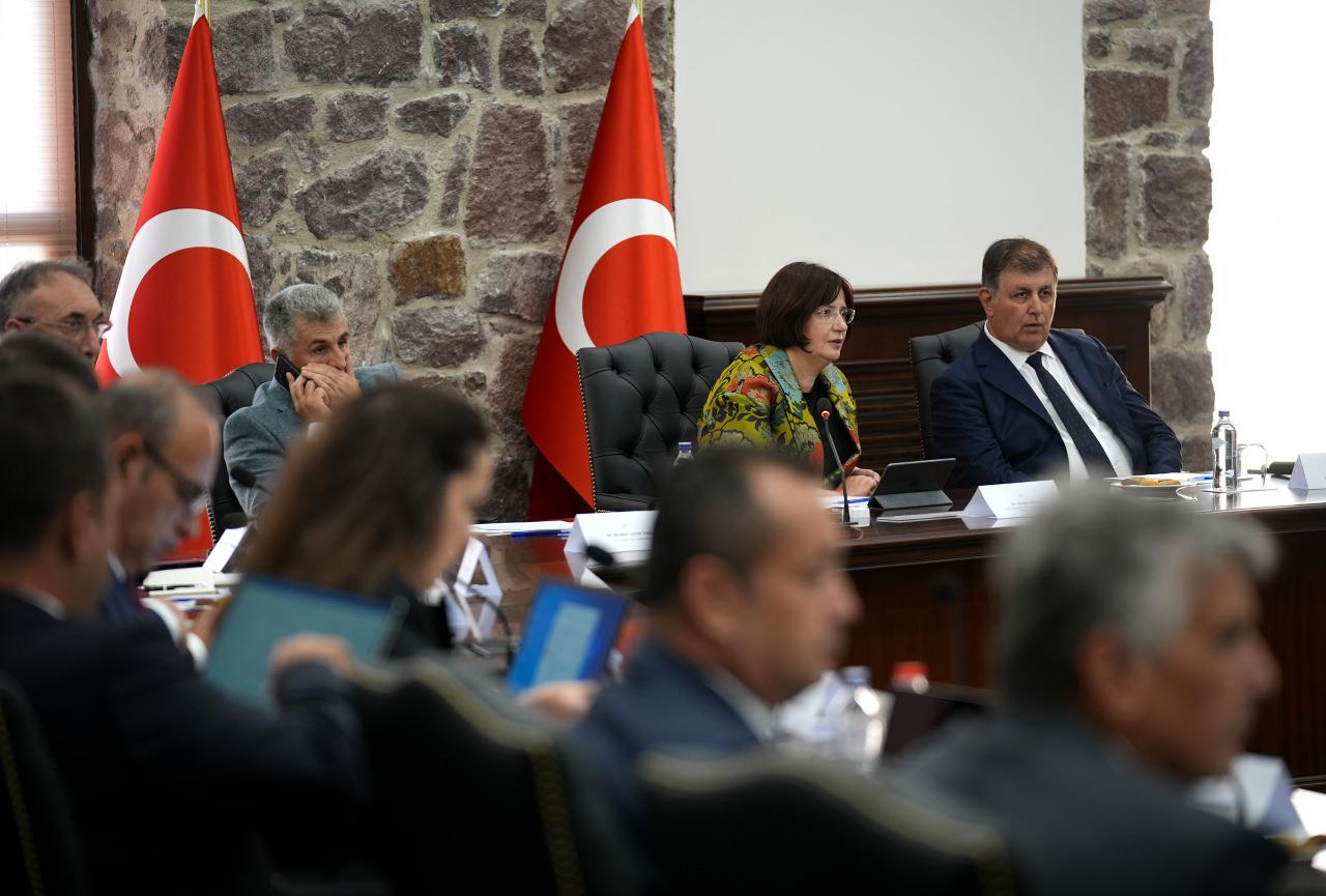 Cemil Tugay acil eylem planı toplantısından bir ziyaret nedeniyle ayrılmak zorunda olduğunu belirterek ayrılmıştı.