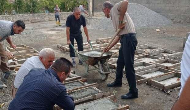 Bu köy halkı iyiliği ölülere yapıyor!