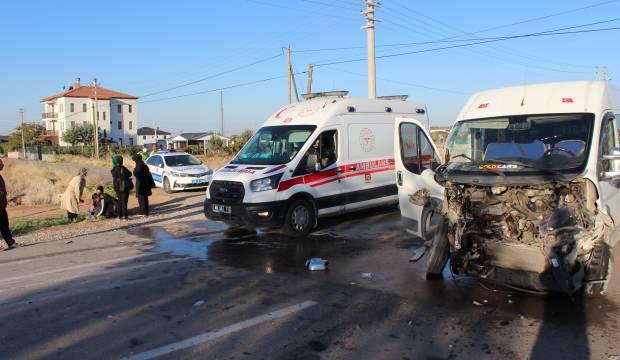 Faciadan dönüldü! Öğrenci servisi ile TIR çarpıştı: Yaralılar var!