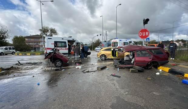 Bartın'da feci kaza: Otomobil ikiye bölündü!