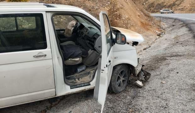 Sivas'ta otomobil ile minibüs kafa kafaya çarpıştı: Çok sayıda yaralı var!