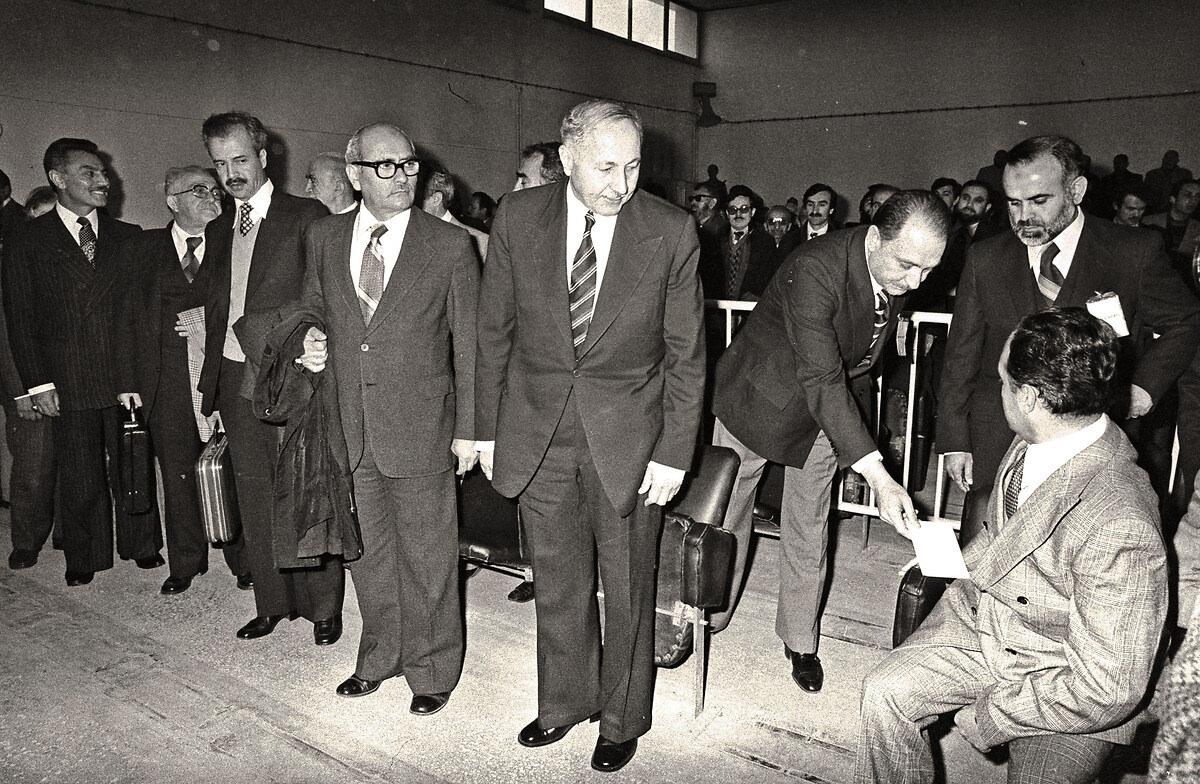  Mamak Askeri Mahkemesinde aralarında genel başkan Necmettin Erbakan'ın da yer aldığı Milli Selamet Partisi yöneticileri yargılanmıştı. Görüntü 24 Nisan 1981 tarihli.