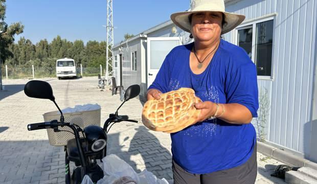 Fedakar anne evladı için kapı kapı dolaşıp ekmek satıyor! 