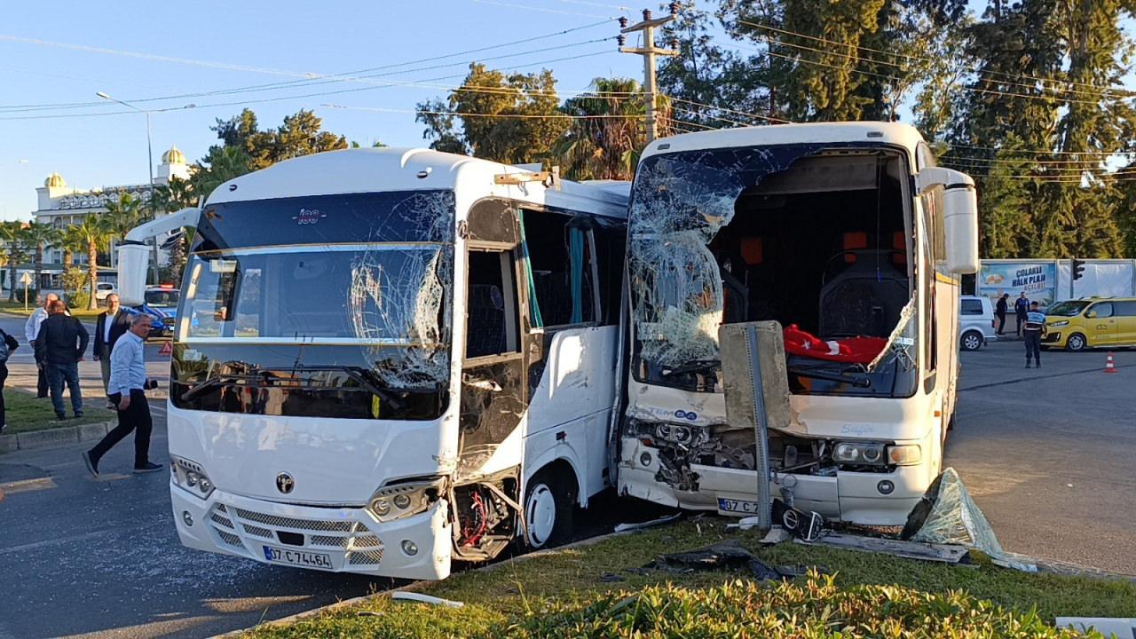 Antalya'da otel çalışanlarını taşıyan servis minibüsleri çarpıştı.