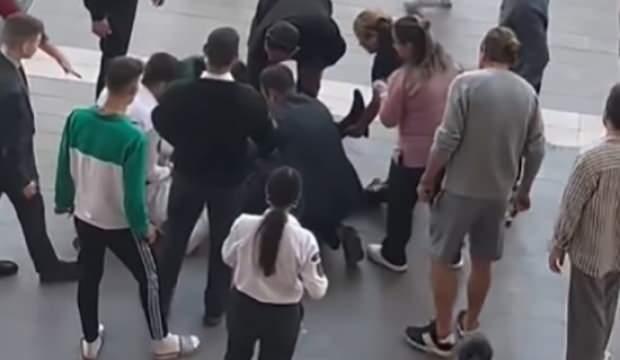 AVM'de dehşet anlar: 15 yaşında iki çocuk güvenlik görevlisini bıçakladı!