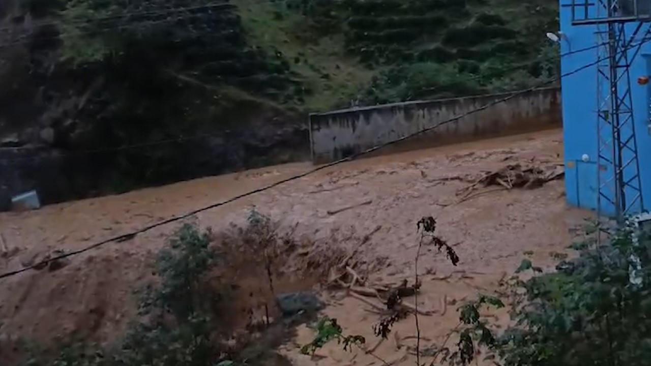 Rize'de şiddetli yağışın ardından heyelan meydana geldi. 