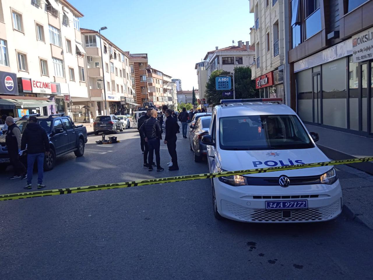 Üsküdar'da polise çekiçle saldırı gerçekleştirildi. 