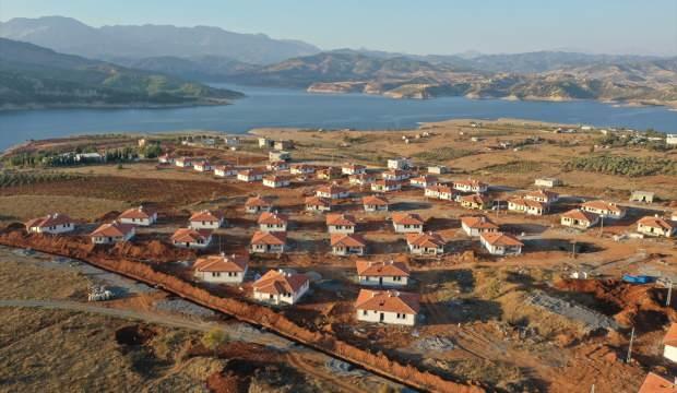 Teslim başladı! 879 k&ouml;y evinden 531'inin anahtarı hak sahiplerinde